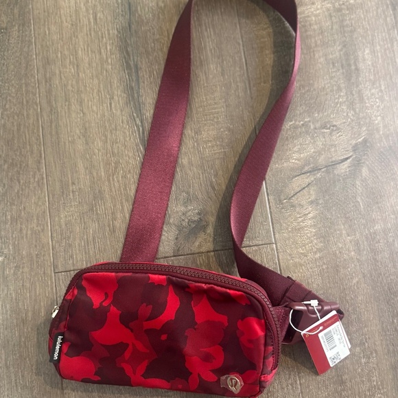 Lululemon Belt Bag New‎ Year Rabbit Red NWT Red Rabbit - Picture 1 of 4